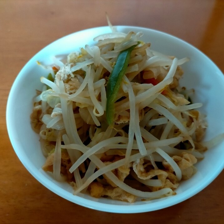 もやしと残り野菜と油揚げ炒め